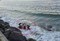 Kontrolden çıkan elektrikli motosiklet denize düştü; 2 yaralı