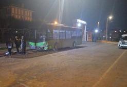 Arnavutköy'de özel halk otobüsü ile otomobil çarpıştı: 4 yaralı