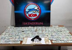 Hatay'da durdurulan araçtan sahte 1 milyon dolar çıktı; 3 gözaltı