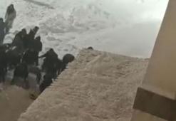 Hakkari’de çatıdan düşen kar kütlesinin altında kalan 2 öğrenci yaralandı