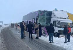 Yolcu otobüsü, kamyona çarptı; 9 yaralı