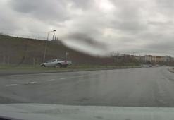 Sultangazi'de hakimiyetini kaybeden sürücü kullandığı araçla refüje çıkarak durabildi