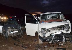 Minibüs ile otomobil kafa kafaya çarpıştı: 2’i ağır 6 yaralı