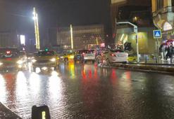 İstanbul'da sağanak etkili oldu; yol çöktü