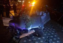 Bursa'da kontrolden çıkan otomobil ağaca çarptı: 2 ağır yaralı