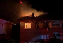 Karabük'te 2 katlı evin çatısı alev alev yandı