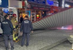 Manisa'da kuvvetli rüzgar, bir binanın çatısını uçurdu
