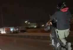 Trafikte tek teker üzerinde motosiklet kullandı; o anlar kamerada
