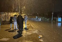 Kütahya’da kuvvetli rüzgar nedeniye evin çatısı uçtu, ağaçlar devrildi