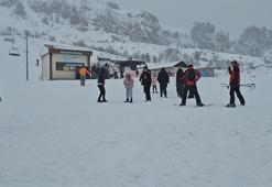 Keltepe kayak merkezi, hafta sonu tatilcilerin akınına uğradı