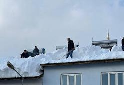 Beytüşşebap’ta çatılarda biriken karlar temizleniyor