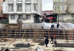 İnşaat temelinin yanındaki 3 binanın bahçesinde toprak kayması; 25 kişi tahliye edildi