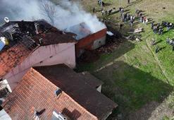 Ahırda çıkan yangın, evin çatısına sıçradı