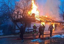 Tek katlı ev yanarak küle döndü