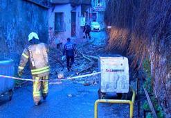 Fatih'te yağışın ardından istinat duvarı çöktü; sokak kapatıldı