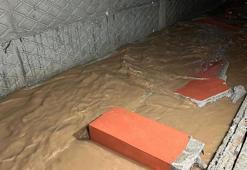 Adana'da sağanak nedeniyle bir sitenin istinat duvarı yıkıldı, zemin katı suyla doldu