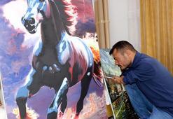 Dirsekleriyle çizdiği resimlerle hayata tutundu, siparişlere yetişemiyor