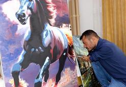 Dirsekleriyle çizdiği resimlerle hayata tutundu, siparişlere yetişemiyor