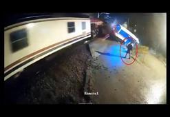 Tren, hemzemin geçitte minibüse çarptı; kaza kamerada