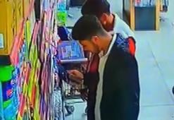 Markette koklayarak beğendikleri deodorantları çaldılar
