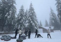 Kartepe’de kar keyfi; tatilciler şambrelle kaydı, kar topu oynadı