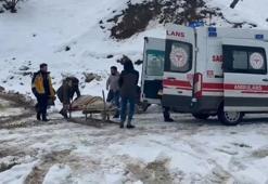 Kardan yolu kapanan mezradaki hasta kızakla ambulansa ulaştırıldı