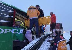 Tokat’ta karla kaplı yolda otobüs TIR’a arkadan çarptı: 7 yaralı