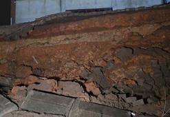 Sultanbeyli'de istinat duvarı ikinci kez çöktü; park halindeki otomobilde hasar oluştu