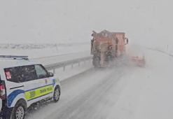 Erzincan’da karayolları karla mücadeleyi aralıksız sürdürüyor