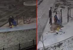 Sultangazi'de kar yağışı altında parkta arkadaşını tıraş etti
