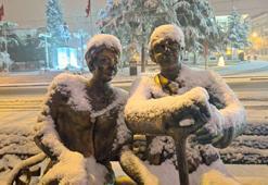 Bursa’da etkili olan kar yağışı, kent merkezini beyaza bürüdü