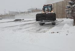 Van'da 90 yerleşim yerinin yolu kardan kapandı