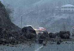 Trabzon'da heyelan; kaya parçaları yola düştü