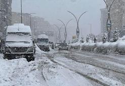 Hakkari'de 160 yerleşim yeri ulaşıma kapandı