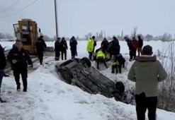 Polis aracı şarampole devrildi: 2 yaralı