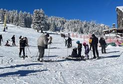 Uludağ'da kar kalınlığı 1 metreye yaklaştı, tatilciler pistlere akın etti