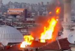 Bahçelievler'de çatıda yangın; alevler bitişikteki binaya sıçradı
