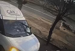 Motosiklet ile hafif ticari aracın çarpıştığı kaza kamerada: 2 yaralı