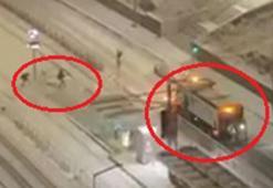 Kar topu isabet eden kar küreme aracı refüje çarptı; o anlar kamerada