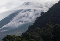Endonezya'daki Marapi Yanardağı yeniden kül püskürttü