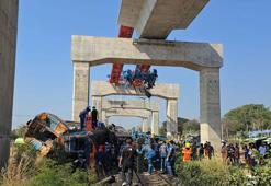 Tayland'da vinç trenin üzerine düştü: 32 ölü