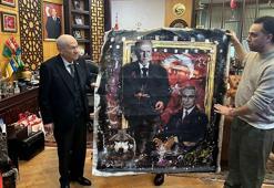 Bahçeli'ye, sprey boya ile yapılan tabloları hediye edildi