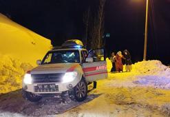 Yolu kardan kapanan mezrada rahatsızlanan hamile kadına 5,5 saatte ulaşıldı