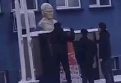 Karla kapanan Atatürk büstünü temizlediler