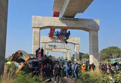 Tayland'da vinç trenin üzerine düştü: 32 ölü