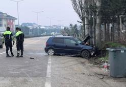 Kontrolden çıkan otomobil önce kaldırıma ardından ağaca çarptı: 2 yaralı