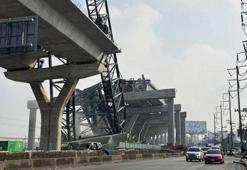 Tayland'da inşaat vinci yola devrildi: 2 ölü, 5 yaralı