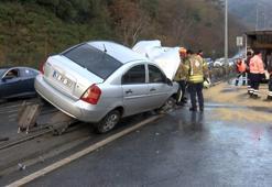 Sarıyer'de otomobil aydınlatma direğini devirdi