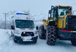 Yolu kapalı köyde rahatsızlanan hasta, ekipler tarafından hastaneye ulaştırıldı