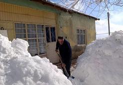 Kar kalınlığı 2 metreyi aştı; köylüler, kürekler ile yol açarak evlerine gidiyor